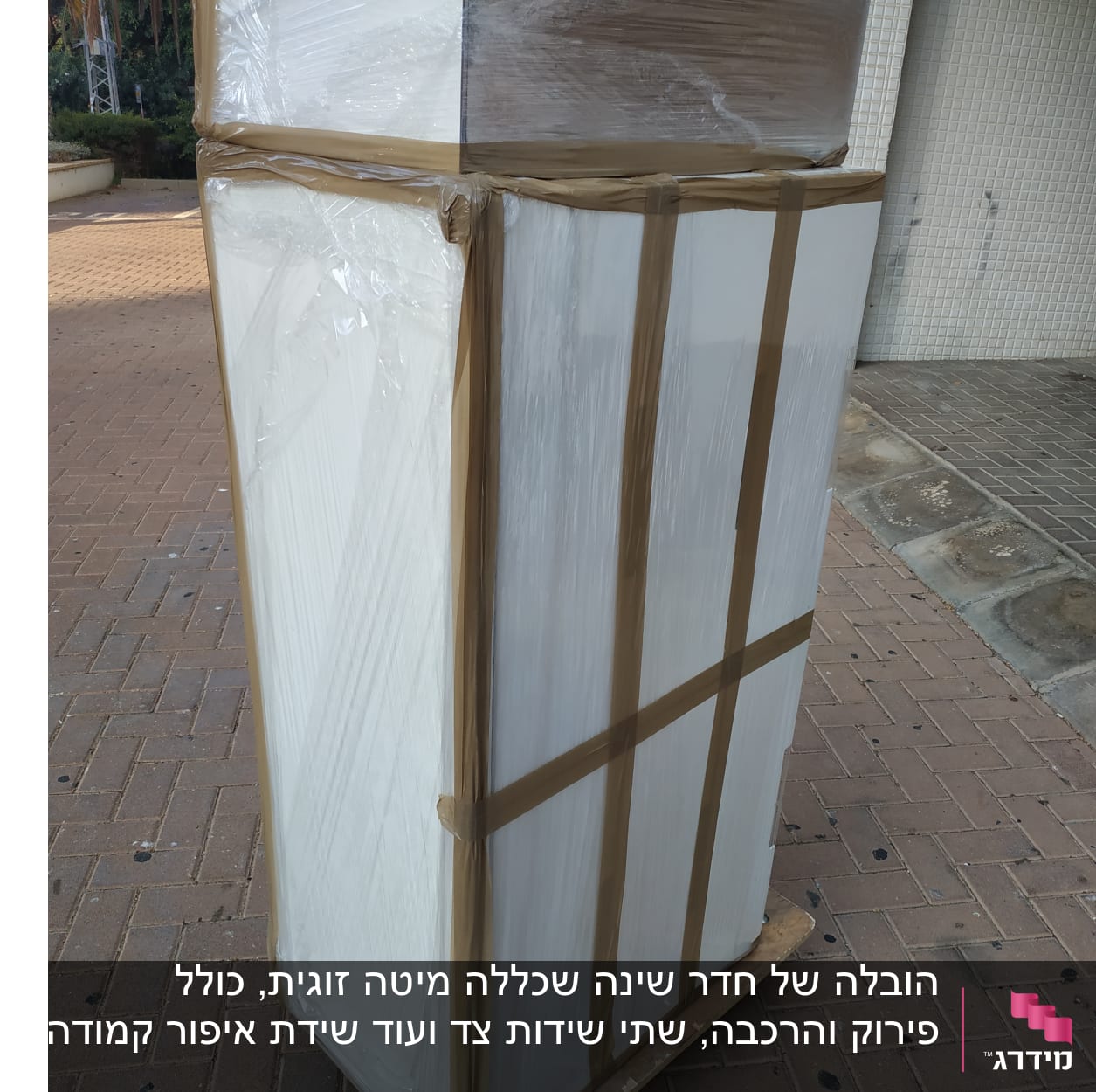 ארגז עטוף בניילון ומודבק על משטח עץ